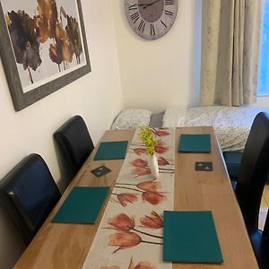 Luton Airport Guest House In Quiet And A Very Pleasant Area, Near London Luton Airport With Free Parking, Wifi, Smart Tv